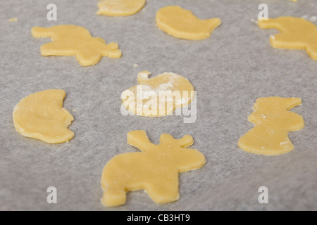 Backblech voll von Cookies - roh - gemacht für Weihnachten Stockfoto
