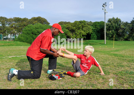 Fußball-Trainer wertet die Verletzung eines Jugend-Team-Spieler Kapstadt Südafrika Stockfoto