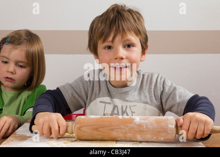 Junge mit einem Nudelholz - Teig vorbereiten, so dass Cookies für Weihnachten Stockfoto