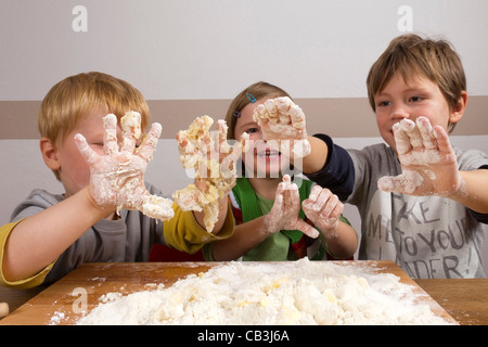 Kinder Kneten von Teig für Weihnachten zu cookies Stockfoto