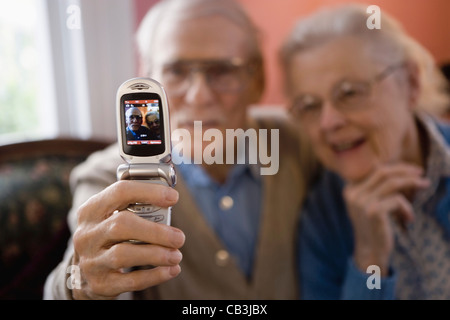 Älteres Paar, die sich mit Handy-Kamera fotografieren Stockfoto