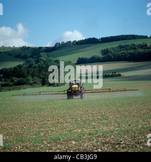 Traktor mit Hardi Feldspritze Abspritzende einjährigen Unkräutern & Freiwilligen Getreide nach Anbau Stockfoto