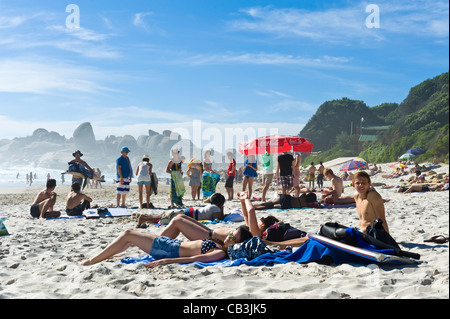 Junge Leute, Sonnenbaden in Llandudno-Cape Town-Südafrika Stockfoto