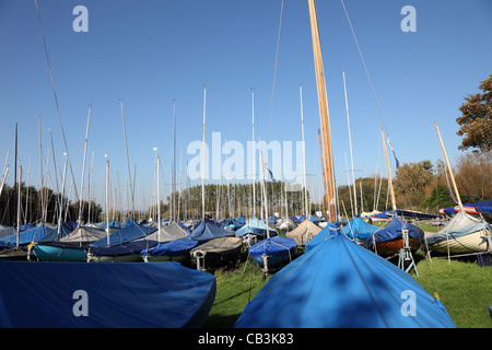 Segelboote in Lagerung Bosham Hafen Chichester West Sussex Stockfoto