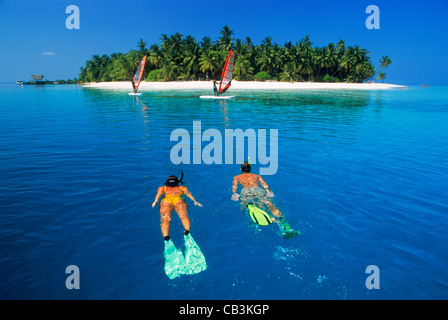 Paar mit Wind Segler von Fihalhohi Insel im Süd Male Atoll in den Malediven Schnorcheln Stockfoto