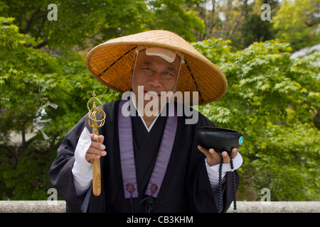 Ein Shinto Mönch sammeln Geld vor großen Heiligtum Ise, Ise, Honshu, Japan, Asien. Stockfoto