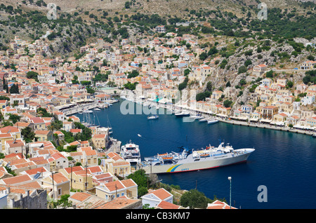 Blick auf Hafen von Gialos, Insel Symi, Griechenland Stockfoto