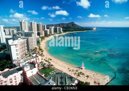 Waikiki Beach und Diamond Head mit Strand und Katamarane auf der Insel Oahu in Hawaii Stockfoto