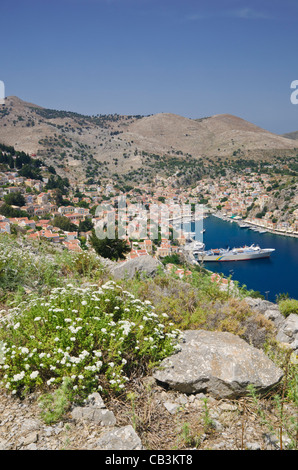 Blick auf Hafen von Gialos, Insel Symi, Griechenland Stockfoto