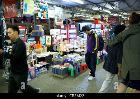 Zeitung und Zeitschrift Stall bei Nacht Kowloon Hong Kong Sonderverwaltungsregion Hongkong China Stockfoto