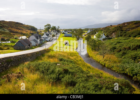 Zeigen Sie mit Blick auf das Dorf Duirnish in Wester Ross, Schottland an Stockfoto