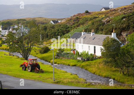 Eine malerische Hütte neben einem Bach im Dorf Duirnish in Wester Ross, Schottland Stockfoto