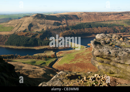 Dove Stone und Yeoman Hey Stauseen aus Great Dove Stone Rocks, Saddleworth, Oldham District, Greater Manchester, England, Großbritannien Stockfoto