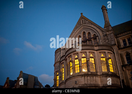 Licht scheint durch die Fenster der Aberystwyth University Gotik "Old College" in der Nacht, außen, Wales UK Stockfoto