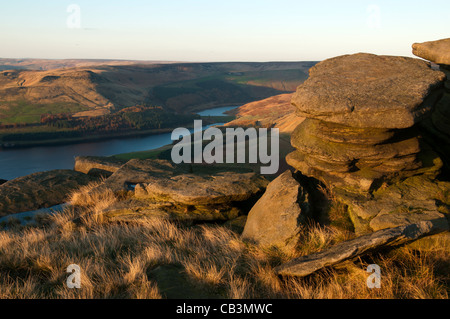 Dove Stone und Yeoman Hey Stauseen von Wimberry Stones. Rocks, Saddleworth, Oldham District, Greater Manchester, England, Großbritannien Stockfoto