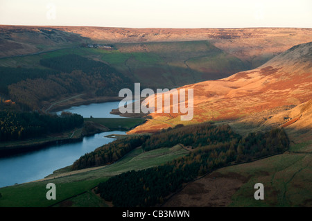 Dove Stone und Yeoman Hey Stauseen aus Wimberry Moss, Saddleworth, Oldham District, Greater Manchester, England, Großbritannien Stockfoto