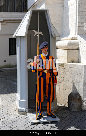 Uniformierte Vatikan Wachen außerhalb Rom Italien Europa Stockfoto