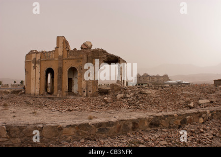 Ein Blick auf die Zerstörung in der Nähe von Darul-Aman-Palast im Westen von Kabul, Afghanistan, Oktober 2004 Stockfoto