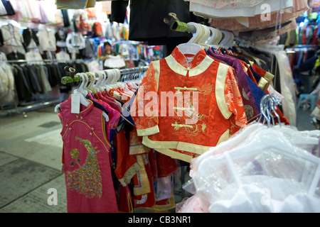 chinesischen Stil Kinderkleidung zum Verkauf an Bowring Straße Nacht Kleider Markt Tsim Sha Tsui Kowloon Hong Kong Sonderverwaltungsregion Hongkong China Stockfoto