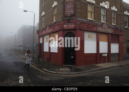 Dichter Nebel in London. Unheimliche Atmosphäre als Dichter Nebel steigt auf Stockfoto