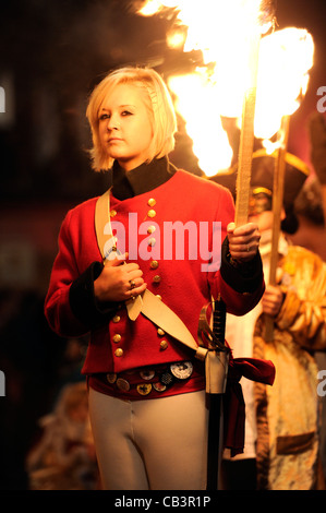 Junge Frau verkleidet als Soldat der napoleonischen Ära Lewes Bonfire Night feiern Stockfoto