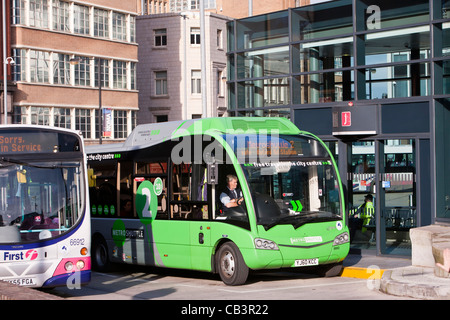 Ein Diesel-Elektro-Hybrid-Shuttle-Bus, der einen kostenlosen Service bietet rund Manchester Stadtzentrum, Stockfoto