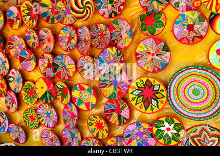 Bunt gewebte Korbwaren in Aksum, Nord-Äthiopien, Afrika verkauft. Stockfoto