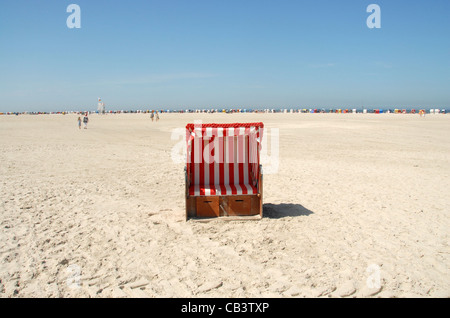 Strandkorb auf der Kniepsands Strand von Norddorf auf der nordfriesischen Insel Amrum in Norddeutschland Stockfoto