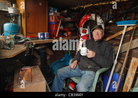 Ältere Mann in seinem Stall. Stockfoto