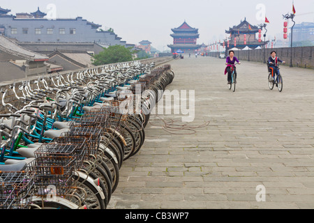 Fahrradverleih auf der Stadtmauer in der Provinz Shaanxi Xian, VR China, Volksrepublik China, Asien Stockfoto