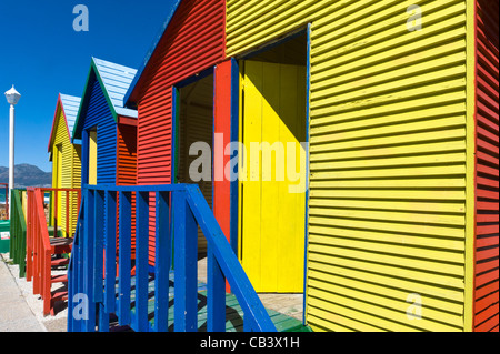 Bunte Strandhäuschen am St. James Bay in der Nähe von Simons Town Western Cape Südafrika Stockfoto