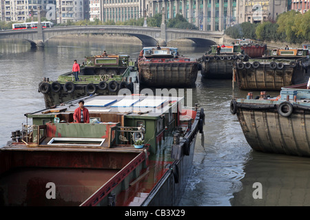 Große trockene Masse Lastkähne auf Nebenfluss des Flusses Huangpu, Shanghai, China Stockfoto