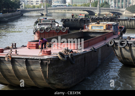 Große trockene Masse Lastkähne auf Nebenfluss des Flusses Huangpu, Shanghai, China Stockfoto