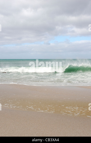 Wellen brechen sich am Ufer an Wineglass Bay, Freycinet National Park, East Coast, Tasmanien, Australien Stockfoto