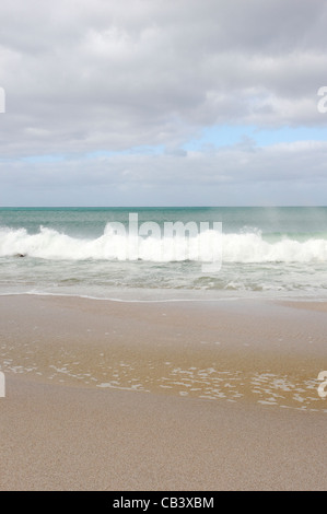 Wellen brechen sich am Ufer an Wineglass Bay, Freycinet National Park, East Coast, Tasmanien, Australien Stockfoto