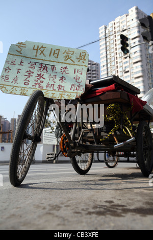 Migrationshintergrund Bauer Arbeiter machen Leben durch Sammeln von & Verkauf Materialien z.B. Pappe, die recycelt werden kann Shanghai, China, Asien Stockfoto