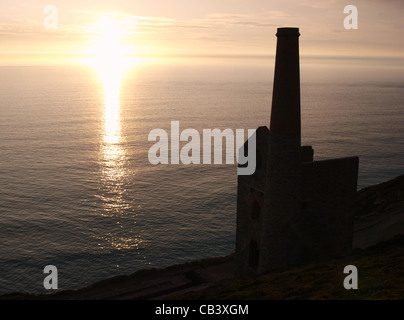 Wheal Coates Zinnmine, St. Agnes, Cornwall bei Sonnenuntergang, UK Stockfoto