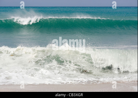 Wellen brechen sich am Ufer an Wineglass Bay, Freycinet National Park, East Coast, Tasmanien, Australien Stockfoto