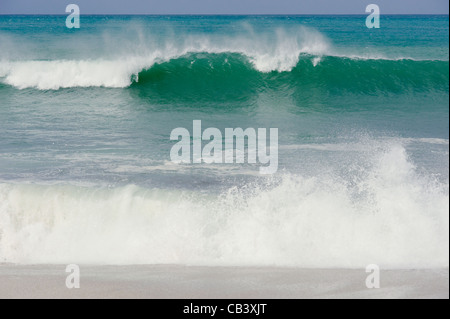 Wellen brechen sich am Ufer an Wineglass Bay, Freycinet National Park, East Coast, Tasmanien, Australien Stockfoto