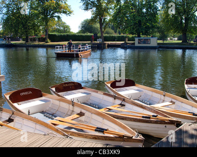 Ruderboote und die Kette Ferry auf der Stratford-upon-Avon Canal, Warwickshire, UK Stockfoto