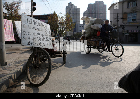 Migrationshintergrund Bauer Arbeiter macht das Leben durch Sammeln von & Verkauf Materialien z.B. Pappe, die recycelt werden kann Shanghai, China, Asien Stockfoto