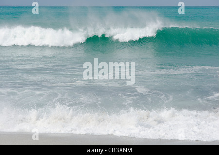 Wellen brechen sich am Ufer an Wineglass Bay, Freycinet National Park, East Coast, Tasmanien, Australien Stockfoto