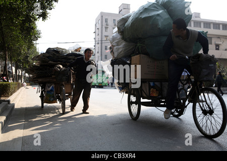 Migrationshintergrund Bauer Arbeiter machen Leben durch Sammeln von & Verkauf Materialien z.B. Pappe, die recycelt werden kann Shanghai, China, Asien Stockfoto