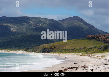 Wineglass Bay und die Berge des Freycinet National Park, East Coast, Tasmanien, Australien Stockfoto