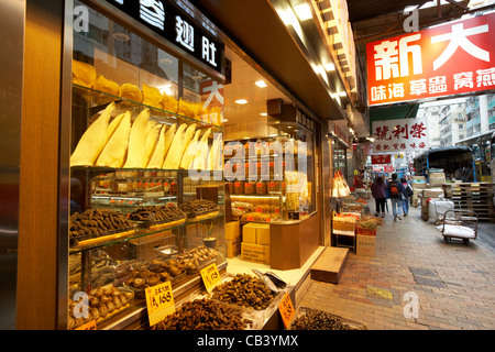 getrocknete Hai flossen Abalone Fisch Maw Seegurken und Austern in einem Fisch-Geschäft auf Sheung wans getrocknete Meeresfrüchte Querstraße des voeux Stockfoto