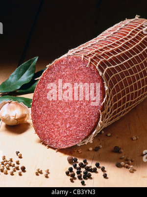 Dennoch: Salami - Art Wurst, weiße und schwarze Pfefferkörner, Knoblauch und Lorbeer Stockfoto