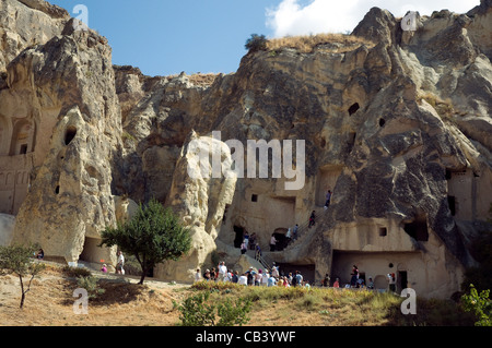 Touristen erkunden das Göreme Open Air Museum vulkanisch geformten Felsformationen, Höhlen und Kirchen in Kappadokien Stockfoto