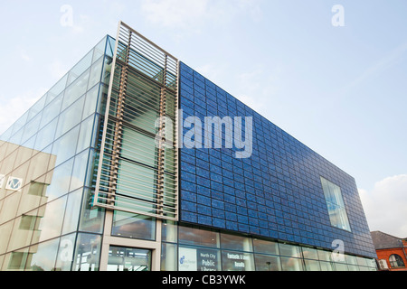 Manchester College of Arts and Technology Bibliothek zunächst bei Sonnenuntergang. Es ist ein Green building mit passiven Lüftungs- Stockfoto