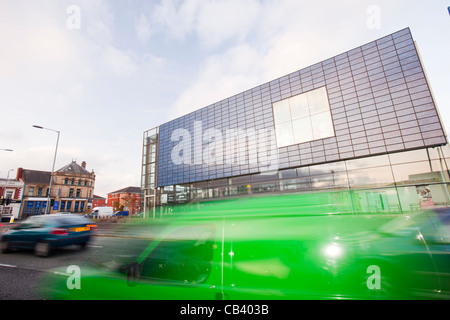 Manchester College of Arts and Technology Bibliothek zunächst bei Sonnenuntergang. Es ist ein Green building mit passiven Lüftungs- Stockfoto