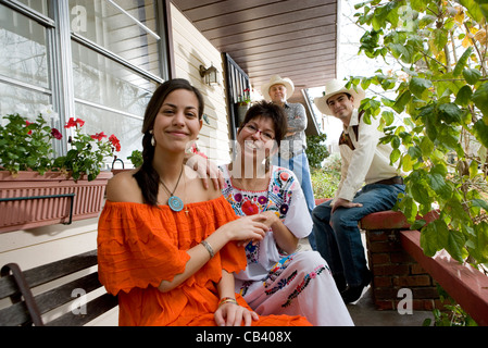 Portrait einer fröhlichen Tex-Mex-Familie in Veranda des Hauses Stockfoto